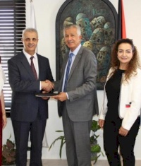 البنك العربي وإنجاز فلسطين يجددان اتفاقية برنامج "تحسين البيئة المدرسية" للعام العاشر على التوالي