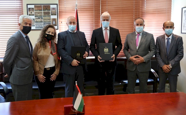 التربية و"إنجاز فلسطين" توقعان مذكرة تفاهم لتدريب الطلبة في مجالات حيويّة